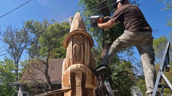 chainsaw-wizard-carving-ulmus-hat-carving